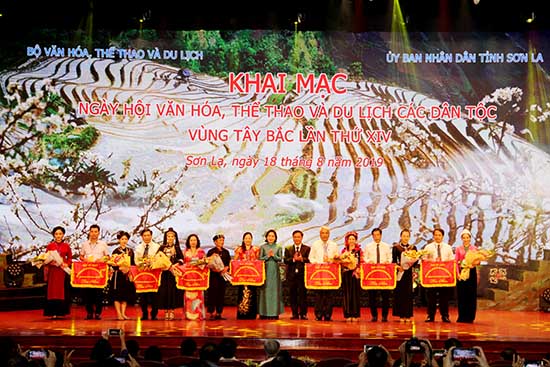 Rộn ràng Lễ hội “Mùa hoa Ban” thành phố Sơn La 2017