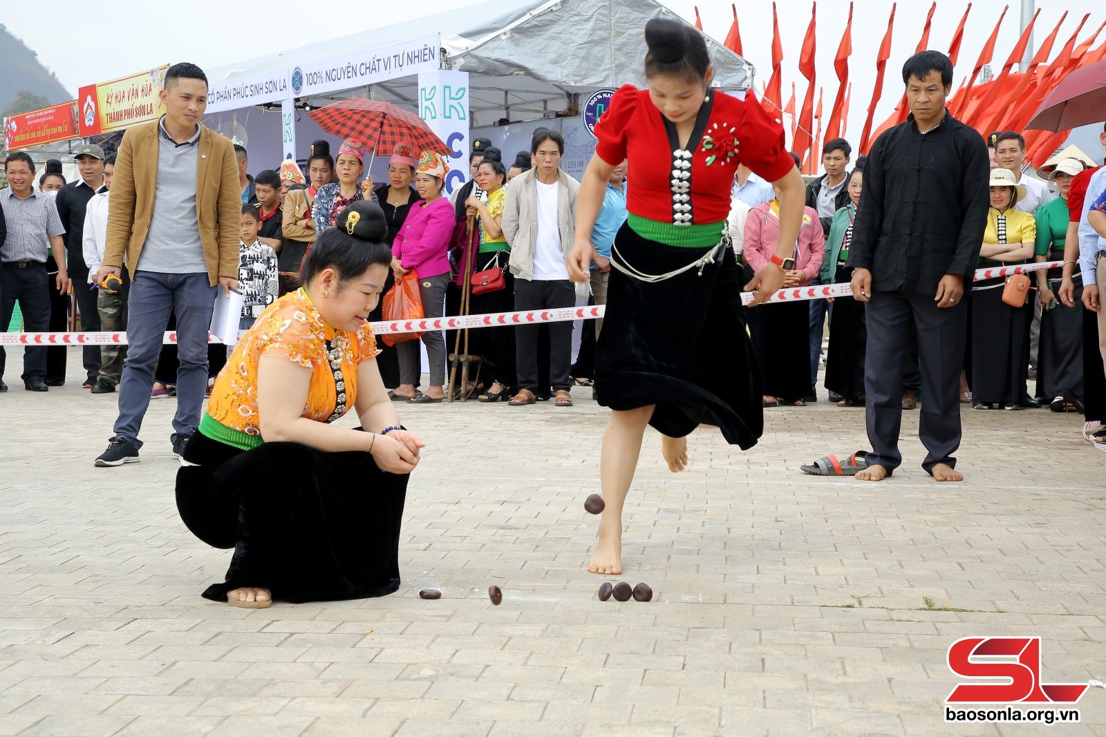 Thi đấu sôi nổi các trò chơi dân gian