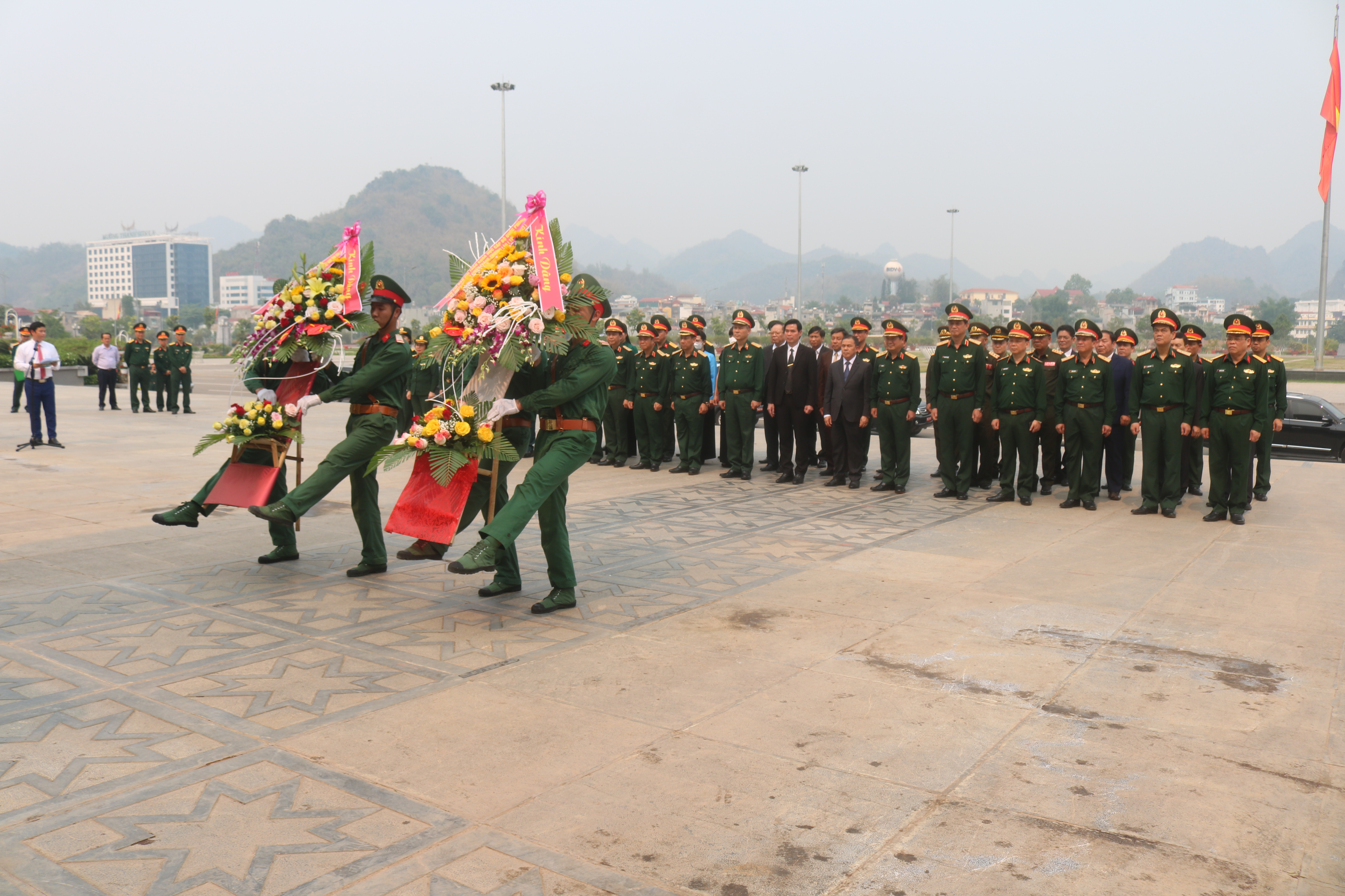 Lễ dâng hoa Chủ tịch Hồ Chí Minh tại Quảng trường Tây Bắc và viếng Nghĩa trang liệt sĩ Nhà tù Sơn La​ nhân Kỷ niệm 70 năm Chiến dịch Thượng Lào